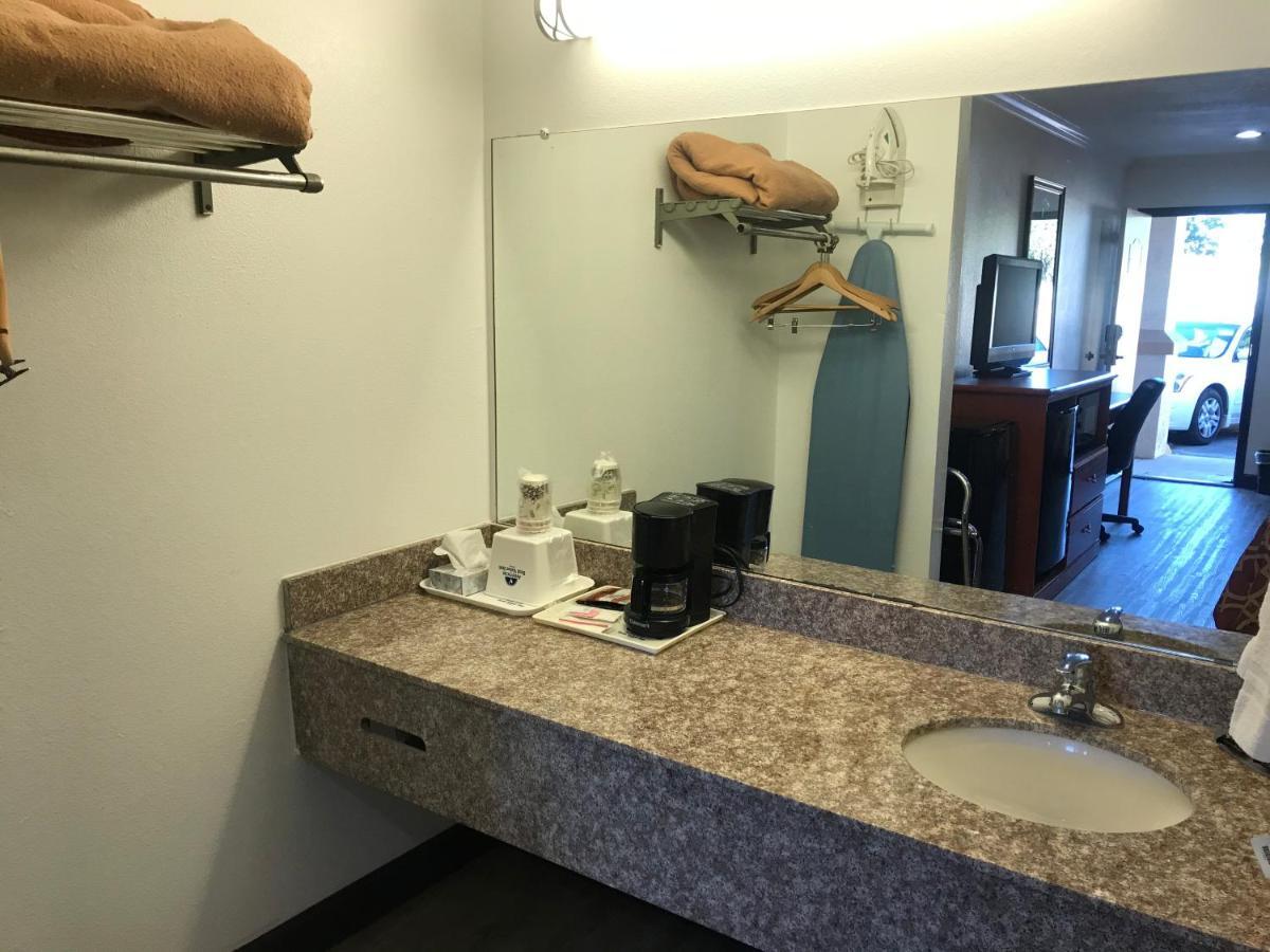Americas Best Value Inn Bowie Экстерьер фото